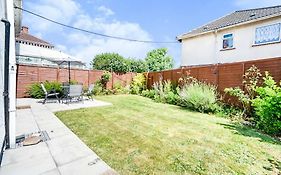Beautiful 3 Bedroom Home, 10 Minutes Walk To Beach.